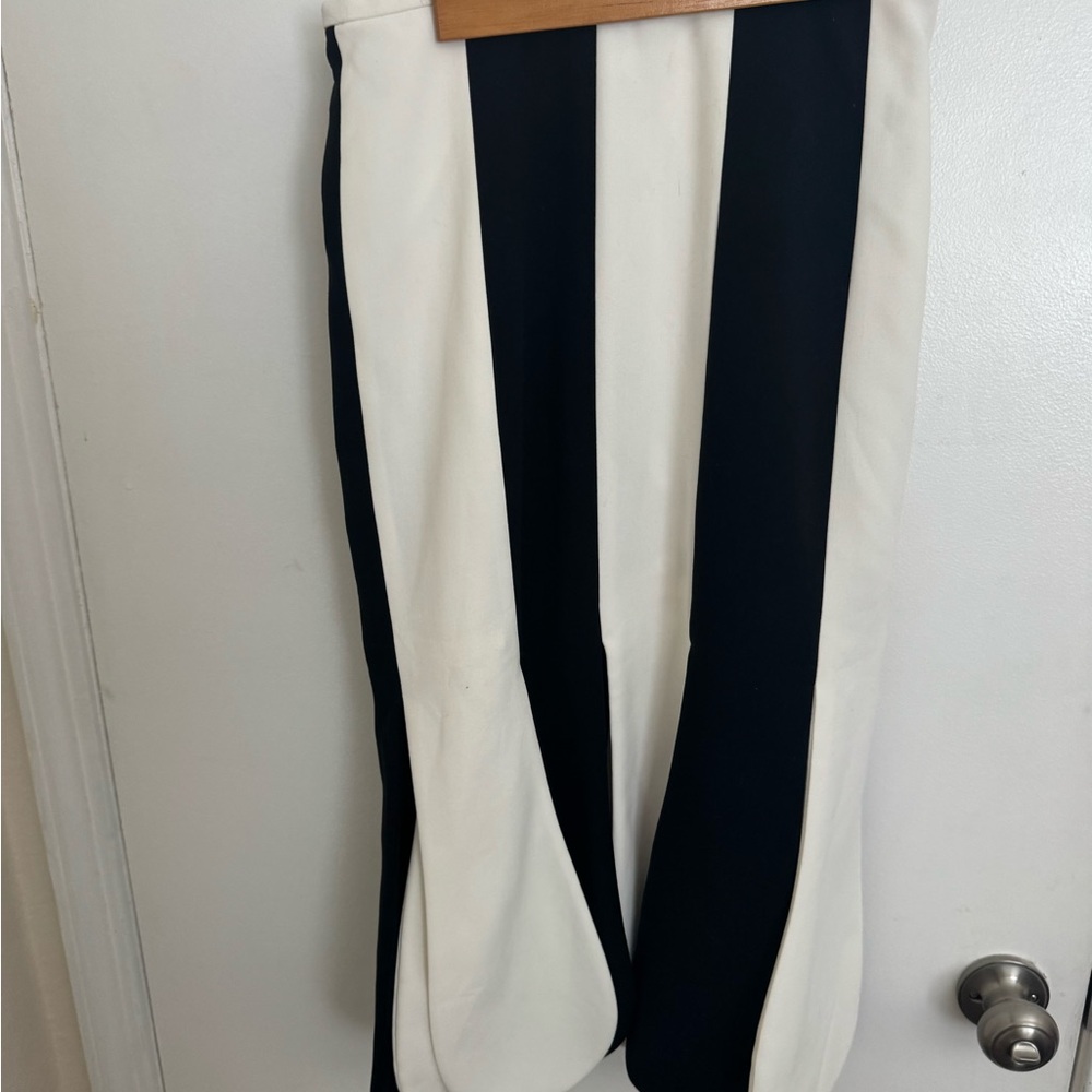 Victoria Beckham Black and White Paneled Midi Skirt with Scalloped Panels - Picture 3 of 7
